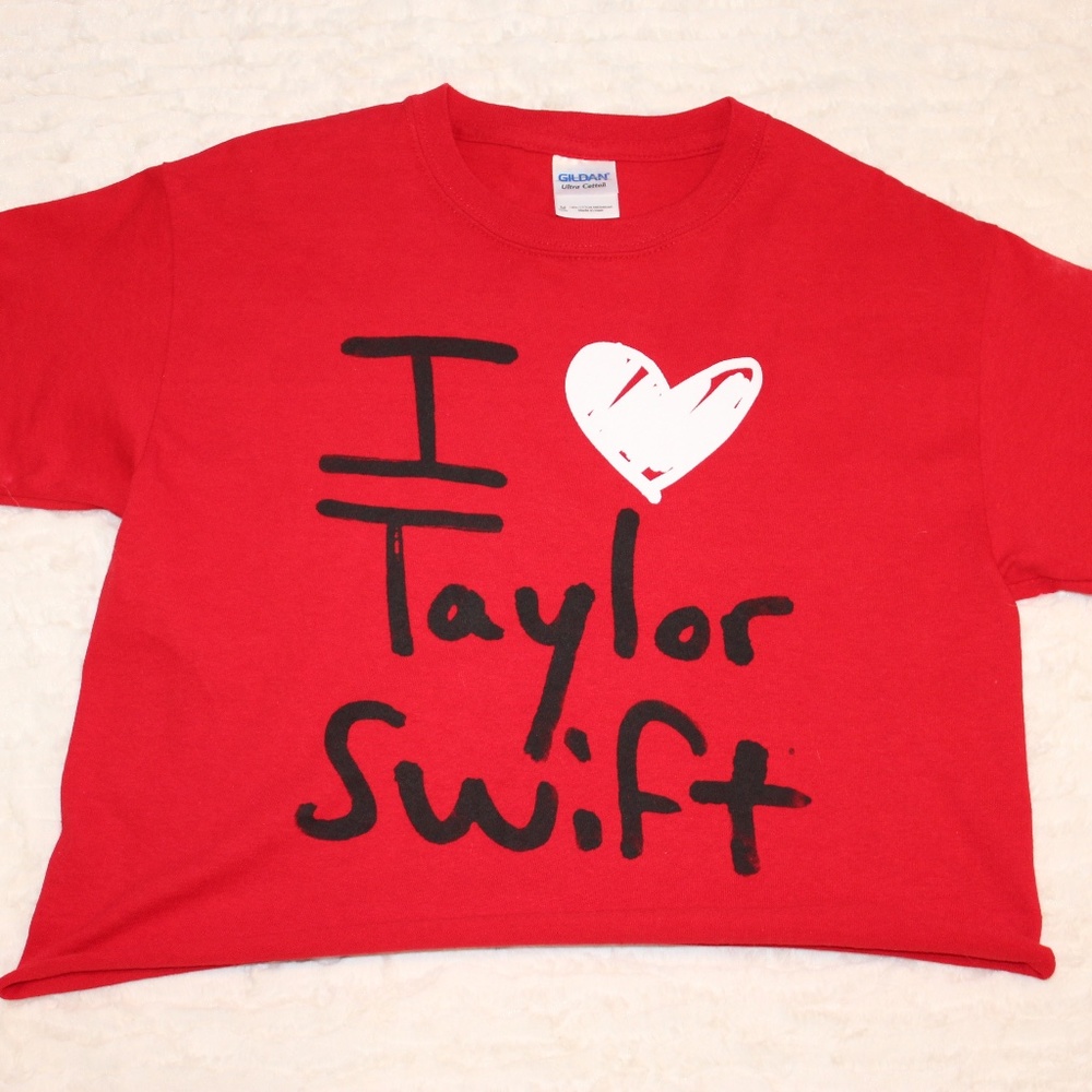 🦋”Love Taylor Swift" Cropped Tee